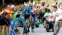 Pebalap Team Astana-Qazaqstan, Vincenzo Nibali memperoleh dukungan dari salah satu penonton fanatik pada etape ke-17 Giro dItalia, Rabu (25/5/2022). Pekan terakhir terakhir Giro dItalia diisi dengan satu etape datar, satu etape time trial dan empat etape menanjak.  (Photo by Michael Steele/Getty Images)