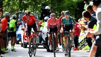 Penyandang jersey Maglia Rosa, Richard Carapaz (tengah) dipepet oleh Wouter Poels (kiri) dan Jai Hindley saat menaklukan tanjakan pada etape 17 Giro dItalia, Rabu (25/5/2022). Balapan tahunan ke-105 ini menyisakan 3 etape terakhir berupa 2 rute nanjak total dan etape penutup berupa Individual Time Trial di kota Verona, Minggu (29/5/2022). (Photo by Michael Steele/Getty Images)