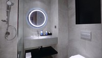 Desain kamar mandinya pun futuristik dan modern. 