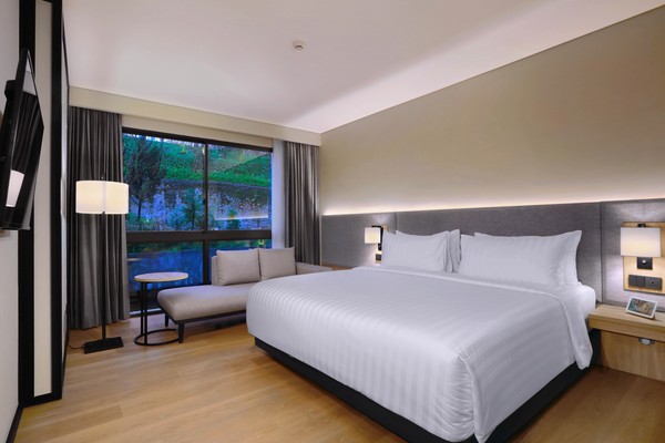 Tipe kamar ini menampilkan pemandangan hijaunya kawasan Puncak dari jendela kamar. 