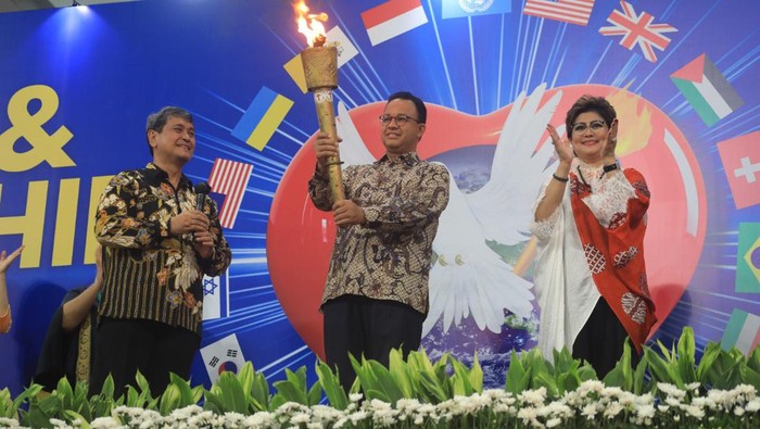 Gubernur Anies Baswedan menghadiri lawatan Obor Paskah, dan Kenaikan Yesus Kristus di Jakarta International Stadium (JIS) Jakarta Utara.