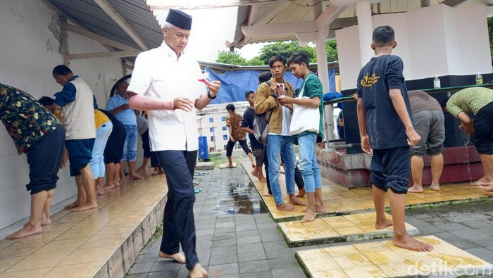 Gubernur Jawa Tengah Ganjar Pranowo di Masjid Gede Kauman, Kota Jogja, lokasi jenazah Buya Syafii disemayamkan, Jumat (27/5/2022).