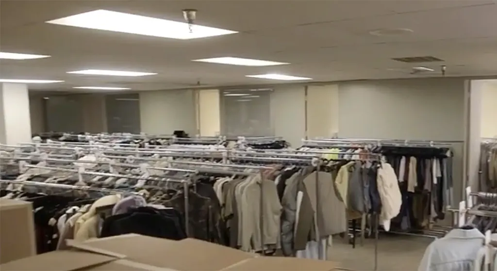 Gudang penyimpanan baju Kim Kardashian yang berisi 30.000 benda.