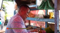 Hotman Paris terlihat meracik gado-gado itu dengan semangat. Mulai dari mengulek sambal gado-gado hingga mencampurkan sayurannya. Foto: YouTube Trans TV / Instagram Hotman Paris