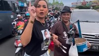 Momen Hotman Paris berjualan gemblong ditemani oleh Melanie Ricardo ini dikabarkan berlangsung di Puncak, Bogor. Hotman berjualan di tengah kemacetan jalan raya. Foto: YouTube Trans TV / Instagram Hotman Paris