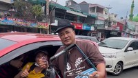 Saat sedang berjualan, ada warga yang mengajaknya berfoto. Mereka juga membeli gemblong itu dengan harga Rp 10.000. Foto: YouTube Trans TV / Instagram Hotman Paris