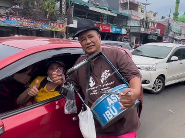 8 Potret Hotman Paris Saat Jualan Gemblong hingga Es Doger