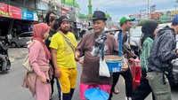 Terbaru momen Hotman Paris berjualan gemblong sangat menghebohkan. Hotman tampak mengenakan pakaian sederhana sambil menggendong wadah gemblong. Foto: YouTube Trans TV / Instagram Hotman Paris