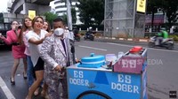 Hotman Paris, pengacara terkenal yang juga seorang selebriti. Hotman Paris dikenal sebagai sosok yang fenomenal karena suka memamerkan kehidupan mewahnya dan memiliki puluhan asisten pribadi. Foto: YouTube Trans TV / Instagram Hotman Paris