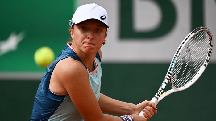 Iga Swiatek Poland's Iga Swiatek returns the ball to US' Alison Riske during their women's singles match on day five of the Roland-Garros Open tennis tournament at the Court Suzanne-Lenglen in Paris on May 26, 2022. (Photo by Christophe ARCHAMBAULT / AFP) (Photo by CHRISTOPHE ARCHAMBAULT/AFP via Getty Images)