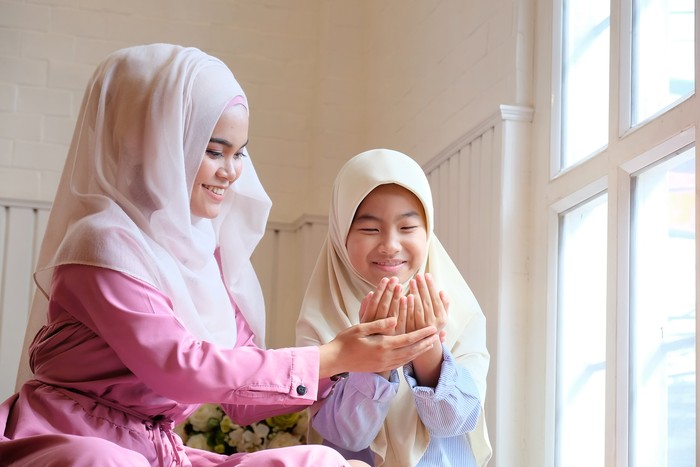 Ilustrasi ibu dan anak Children learning muslim praying with adult woman.