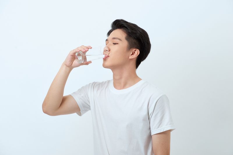 Ilustrasi Minum Air Putih