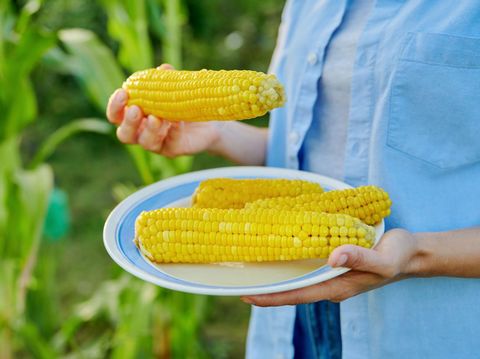 Ilustrasi wanita makan jagung