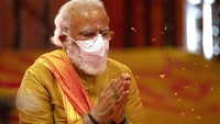 Perdana Menteri (PM) India, Narendra Modi berdoa pada pembangunan kuil di kawasan masjid Gyanvapi, 5 Agustus 2020.  (AP Photo/Rajesh Kumar Singh) 