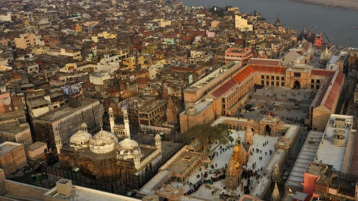 India Mosque Dispute An Aerial view shows Gyanvapi mosque, left, and Kashiviswanath temple on the banks of the river Ganges in Varanasi, India, Dec. 12, 2021. A group of Hindus petitioned a local court seeking access to pray inside the mosque compound, saying they believe the Gyanvapi mosque in Varanasi, one of Hinduism’s holiest cities, was built on top of the ruins of a medieval-era temple and that the complex still houses Hindu idols and motifs, a claim that has been contested by the mosque authorities. (AP Photo/Rajesh Kumar Singh)