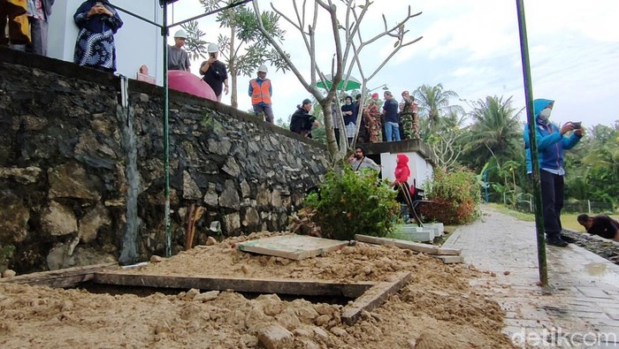 Ini Liang Lahat untuk Pemakaman Buya Syafii Buya Syafii Maarif meninggal dunia pagi tadi. Mantan Ketua PP Muhammadiyah itu akan dimakamkan di Taman Makam Husnul Khotimah Muhammadiyah, Kulon Progo, DIY.