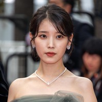 IU terpaksa tinggal jauh dari orang tuanya karena dililit utang. Dia akhirnya tinggal di sebuah studio kecil bersama nenek dan adik laki-lakinya. Namun sang ibu enggan menggunakan uang putrinya setelah meraih popularitas sebagai penyanyi. Hingga kini ibu IU masih bekerja dan berhasil melunasi utangnya dengan uangnya sendiri. Foto: dok. Twitter @IUteamstarcandy