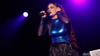 JOJO malam ini tampil dengan busana hitam berpadu biru metalik. (Foto: Noel/detikcom)  