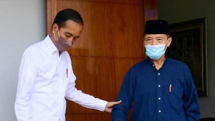 Jokowi saat menjenguk Buya Syafii Maarif di kediamannya di Kabupaten Sleman, Daerah Istimewa Yogyakarta (DIY) pada Sabtu (26/3) lalu (Twitter @jokowi)