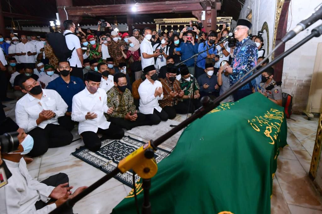 Presiden Jokowi datang ke Masjid Gede Kauman, Yogyakarta, untuk melayat almarhum Ahmad Syafii Maarif. Selain itu, Jokowi juga melepas almarhum Buya Syafii untuk dimakamkan sore ini.