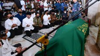 Jokowi tampak didampingi oleh Menteri Sekretaris Negara Pratikno dan Gubernur DIY Sri Sultan Hamengku Buwono X.