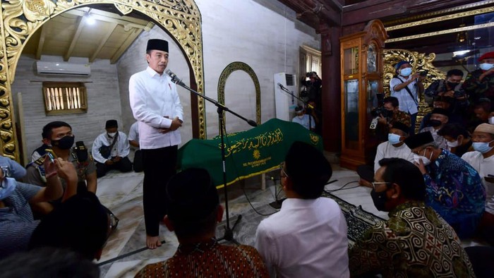 Presiden Jokowi datang ke Masjid Gede Kauman, Yogyakarta, untuk melayat almarhum Ahmad Syafii Maarif. Selain itu, Jokowi juga melepas almarhum Buya Syafii untuk dimakamkan sore ini.