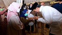 Jokowi disambut keluarga almarhum Buya Syafii Maarif saat tiba di Masjid Gede Kauman, Yogyakarta sekitar pukul 15.05 WIB. 