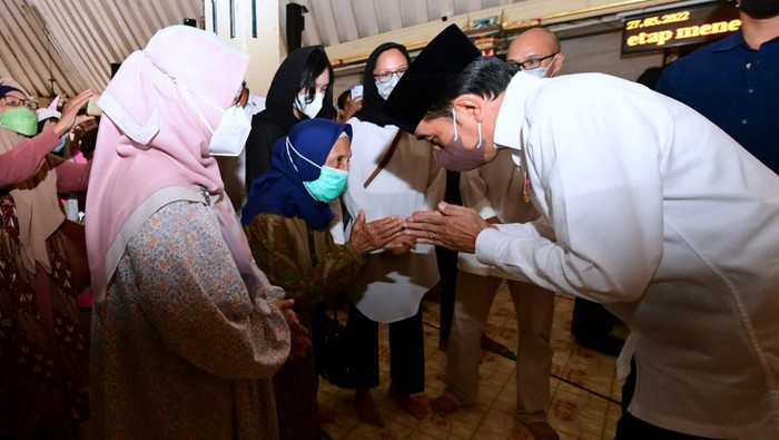 Jokowi Salatkan dan Lepas Jenazah Buya Syafii Presiden Jokowi datang ke Masjid Gede Kauman, Yogyakarta, untuk melayat almarhum Ahmad Syafii Maarif. Selain itu, Jokowi juga melepas almarhum Buya Syafii untuk dimakamkan sore ini.