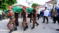 Jokowi melepas almarhum Ahmad Syafii Maarif di Masjid Gede Kauman, Yogyakarta, Jumat (27/5/2022).