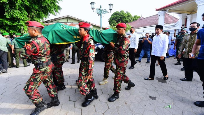 Presiden Jokowi datang ke Masjid Gede Kauman, Yogyakarta, untuk melayat almarhum Ahmad Syafii Maarif. Selain itu, Jokowi juga melepas almarhum Buya Syafii untuk dimakamkan sore ini.