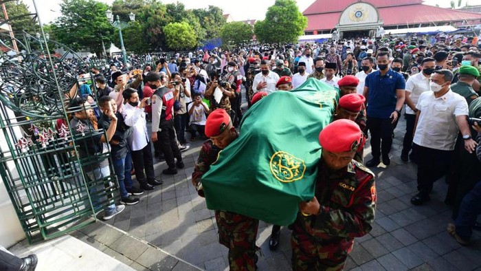 Presiden Jokowi datang ke Masjid Gede Kauman, Yogyakarta, untuk melayat almarhum Ahmad Syafii Maarif. Selain itu, Jokowi juga melepas almarhum Buya Syafii untuk dimakamkan sore ini.