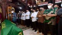 Jokowi ikut salat jenazah di Masjid Gede Kauman, Yogyakarta, Jumat (27/5/2022).
