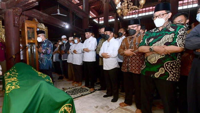 Jokowi Salatkan dan Lepas Jenazah Buya Syafii Presiden Jokowi datang ke Masjid Gede Kauman, Yogyakarta, untuk melayat almarhum Ahmad Syafii Maarif. Selain itu, Jokowi juga melepas almarhum Buya Syafii untuk dimakamkan sore ini.