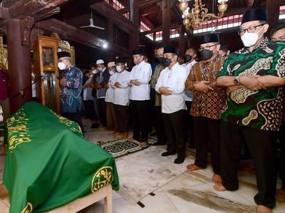 Momen Presiden Jokowi Ikut Salatkan Jenazah Buya Syafii Maarif