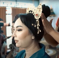 Menggunakan adat Bali, Kalina tampak mengenakan riasan kepala yang bernama Petitis. Petitis tersebut dipasang satu per satu ke rambut Kalina yang sudah disanggul. Foto: YouTube/Kalina Ocktaranny
