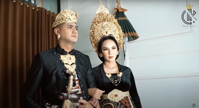Setelah selesai berdandan, keduanya pun siap untuk melakukan pemotretan. Sama-sama mengenakan pakaian adat Bali berwarna hitam yang dipadukan aksesori berwarna gold dengan sentuhan warna merah keduanya terlihat kompak. Foto: YouTube/Kalina Ocktaranny