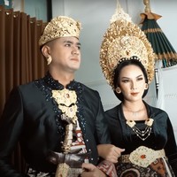 Setelah selesai berdandan, keduanya pun siap untuk melakukan pemotretan. Sama-sama mengenakan pakaian adat Bali berwarna hitam yang dipadukan aksesori berwarna gold dengan sentuhan warna merah keduanya terlihat kompak. Foto: YouTube/Kalina Ocktaranny