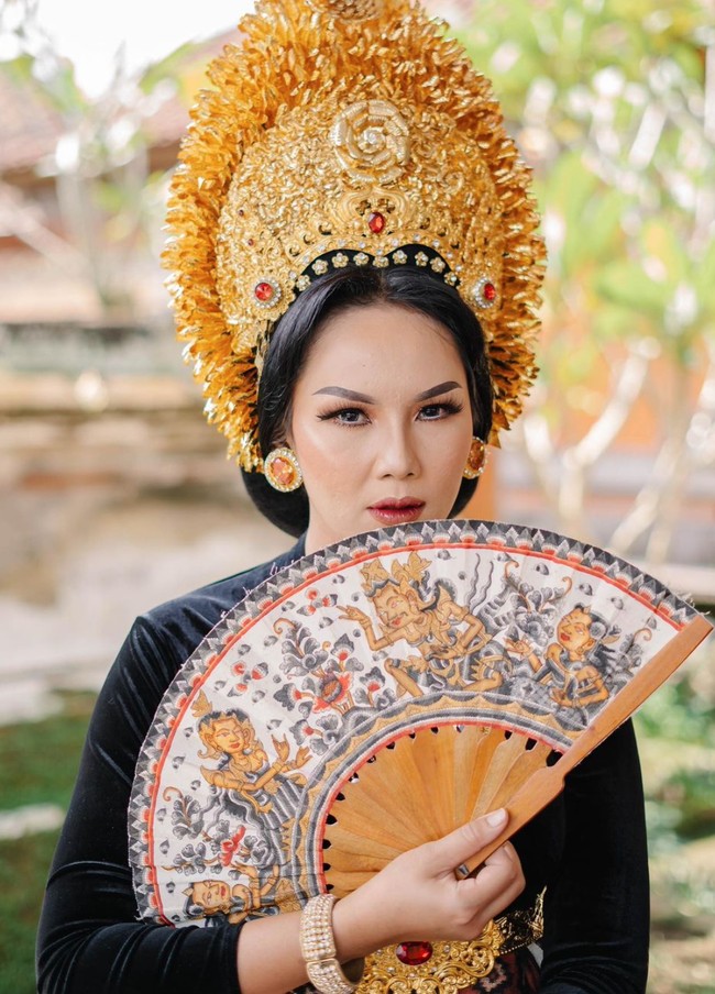 Begini penampilan Kalina setelah menjelma menjadi gadis Bali. Dengan makeup natural bernuansa nude penampilan Kalina terlihat begitu menawan. Foto: Instagram/mahaindra_makeup