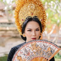 Begini penampilan Kalina setelah menjelma menjadi gadis Bali. Dengan makeup natural bernuansa nude penampilan Kalina terlihat begitu menawan. Foto: Instagram/mahaindra_makeup