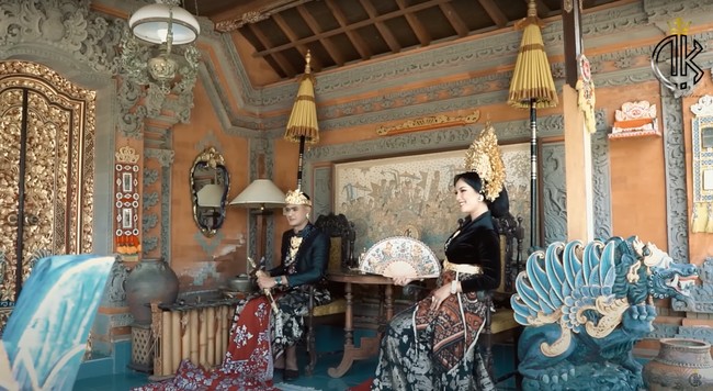 Berpose bersama sang kekasih mengenakan pakaian adat Bali, pemotretan Kalina itu terlihat seperti sebuah prewedding. Namun ternyata pemotretan tersebut hanyalah pemotretan biasa. Foto: YouTube/Kalina Ocktaranny