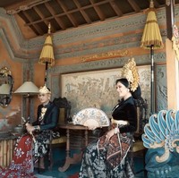 Berpose bersama sang kekasih mengenakan pakaian adat Bali, pemotretan Kalina itu terlihat seperti sebuah prewedding. Namun ternyata pemotretan tersebut hanyalah pemotretan biasa. Foto: YouTube/Kalina Ocktaranny