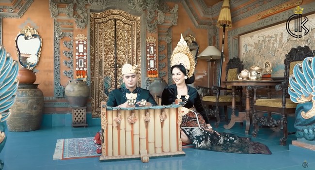 Seharian melakukan pemotretan bersama di Bali, keduanya terlihat bak raja dan ratu sehari. Bagaimana menurutmu penampilan Kalina dan Ricky? Foto: YouTube/Kalina Ocktaranny