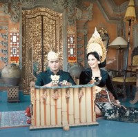 Seharian melakukan pemotretan bersama di Bali, keduanya terlihat bak raja dan ratu sehari. Bagaimana menurutmu penampilan Kalina dan Ricky? Foto: YouTube/Kalina Ocktaranny