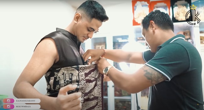 Melalui akun YouTube pribadinya, Kalina membagikan momen dari mulai persiapan hingga dirinya menjalani pemotretan dengan pacar brondongnya, Ricky Miraza. Pemotretan tersebut dilakukan di Bali dengan menggunakan pakaian adat Bali. Foto: YouTube/Kalina Ocktaranny