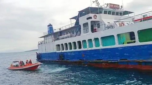 Kapal Motor Penumpang (KMP) Trisakti Adinda yang bertolak dari Pelabuhan Ketapang menuju Gilimanuk kandas di perairan selat Bali, Jumat (27/5/2022).