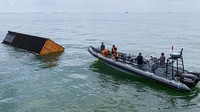 Kapal tongkang Marcopolo 188 ini membawa 195 unit kontainer.  