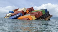 Kondisi kapal tongkang Marcopolo 188 bermuatan kontainer yang nyaris karam di Perairan Selat Malaka Utara Pulau Karimun Anak, Kabupaten Karimun, Kepulauan Riau, Kamis (26/5/2022). 