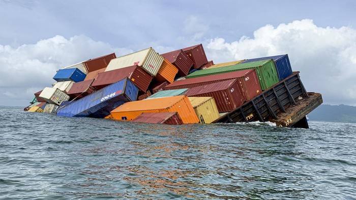 Kapal Tongkang Bermuatan Kontainer Nyaris Tenggelam di Selat Malaka Kondisi kapal tongkang Marcopolo 188 bermuatan kontainer yang nyaris karam di Perairan Selat Malaka Utara Pulau Karimun Anak, Kabupaten Karimun, Kepulauan Riau, Kamis (26/5/2022). Kapal tongkang Marcopolo 188 yang membawa 195 unit kontainer dengan tujuan Singapura tersebut nyaris karam akibat hantaman angin pada Kamis (26/5) dini hari. ANTARA FOTO/Edo/Lmo/YU