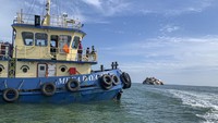 Petugas gabungan dari Lanal Tanjung Balai Karimun, Kantor Badan SAR Nasional Tanjungpinang, Pos SAR Karimun, Polairud, Komisi Penjaga Laut dan Pantai, Kantor Syahbandar dan Otoritas Pelabuhan, dan nelayan setempat berusaha mengevakuasi kapal tongkang Marcopolo 188 bermuatan kontainer yang nyaris karam di Perairan Selat Malaka Utara Pulau Karimun Anak, Kabupaten Karimun, Kepulauan Riau, Kamis (26/5/2022).  