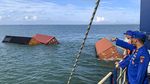 Kapal Tongkang Bermuatan Kontainer Nyaris Tenggelam di Selat Malaka
